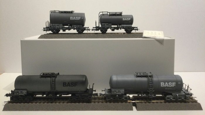 Image 3 of Roco H0 - 44021 - Freight wagon set - Set with 4 "Basf" tankwaggons - DB