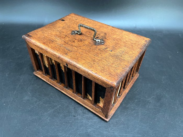 Image 2 of decorative box - Oak - 19th century
