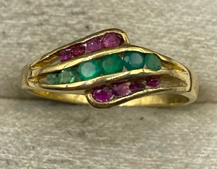 Preview of the first image of NO RESERVE PRICE - 18 kt. Yellow gold - Ring - Emeralds, Rubies.
