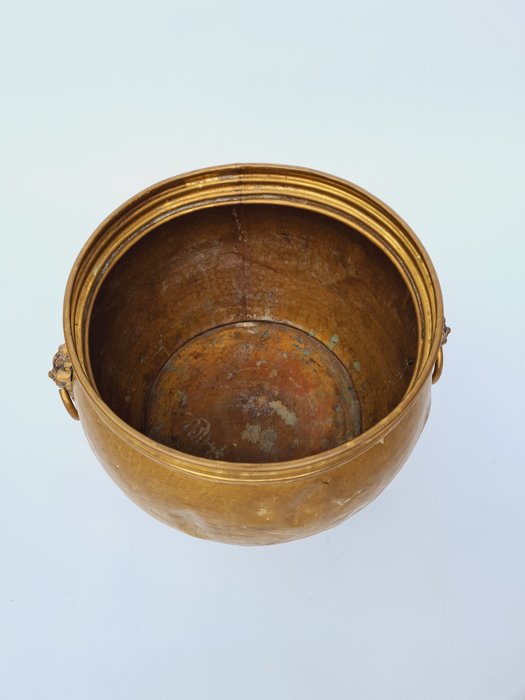 Image 2 of Cachepot with lion heads and lion feet - Copper - Early 20th century