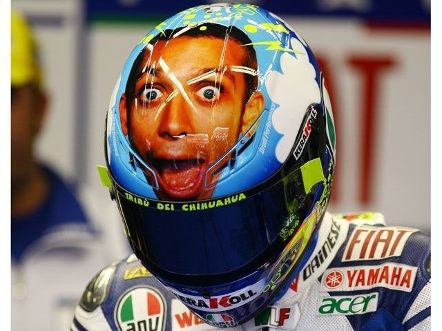 Image 2 of Spark - 1:5 - Casco Valentino Rossi Yamaha Mugello 2008 World Champion Moto GP