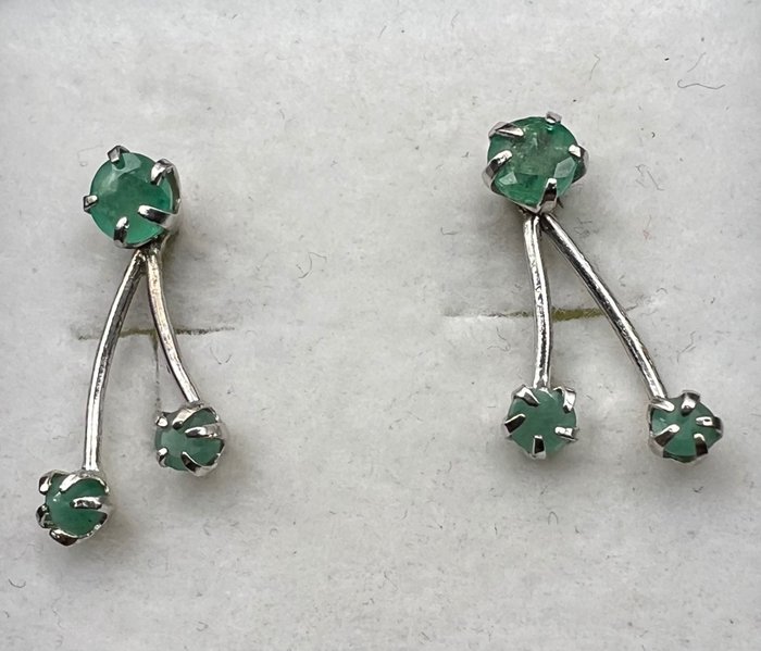 Preview of the first image of NO RESERVE PRICE - 18 kt. White gold - Earrings - Emeralds.