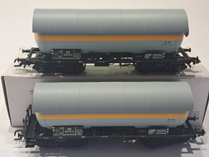 Preview of the first image of Märklin H0 - 46450 - Freight carriage - 2x 4-axle tank wagon VTG with sunroof - DB.