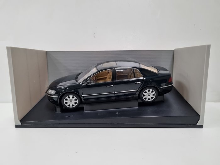 Preview of the first image of Autoart - 1:18 - Volkswagen Phaeton W12.