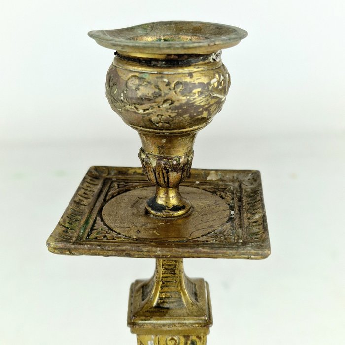 Image 2 of Pair of elegantly gilded table candlesticks Approx. 1830 (2) - Bronze, Gold-plated - Early 19th cen