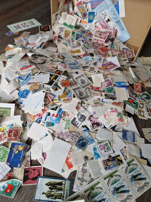 Preview of the first image of World - Thousands of stamps including a lot of motif in a shoebox.