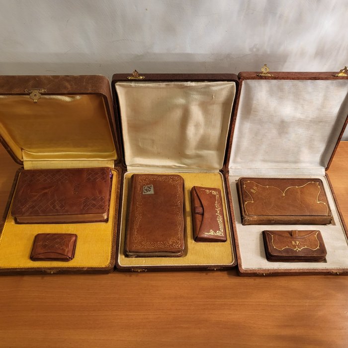 Preview of the first image of Superb lot n° 3 Boxes with prayer books and rosary holders 1923-1927-1951 (3) - Leather, Satin, Vel.