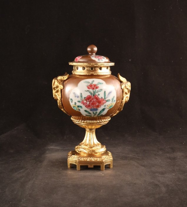 Image 2 of Pot in gilded mount - Bronze, Porcelain - Late 19th century
