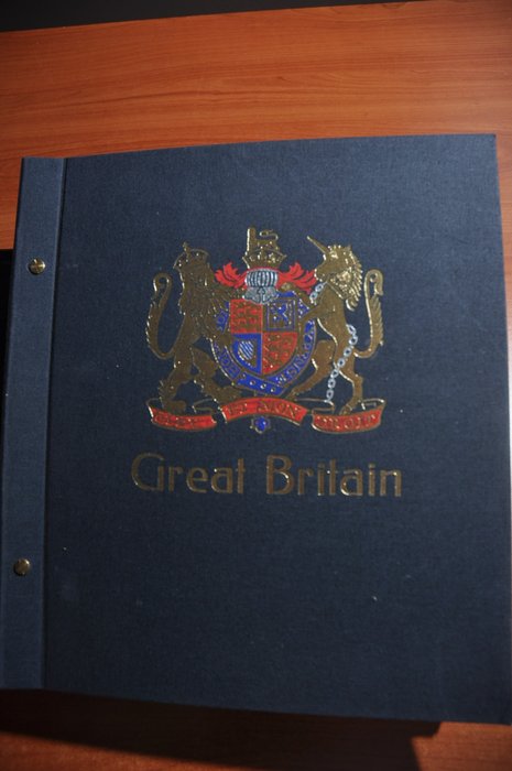 Image 2 of Great Britain - A collection in 2 DAVO albums and stock sheets