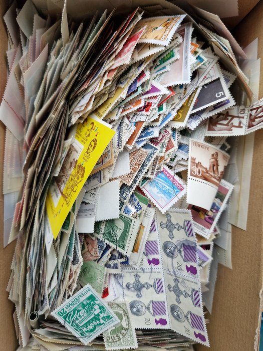 Image 2 of World - Thousands of stamps including a lot of motif in a shoebox