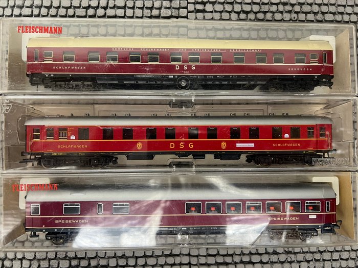 Preview of the first image of Fleischmann H0 - Passenger carriage set - 2 DSG sleeping carriages + restaurant carriage - DB.