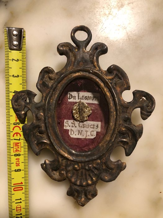 Image 2 of Reliquary, Fragment of the Holy Cross of Our Lord Jesus Christ (1) - Renaissance Style - Brass, Gla