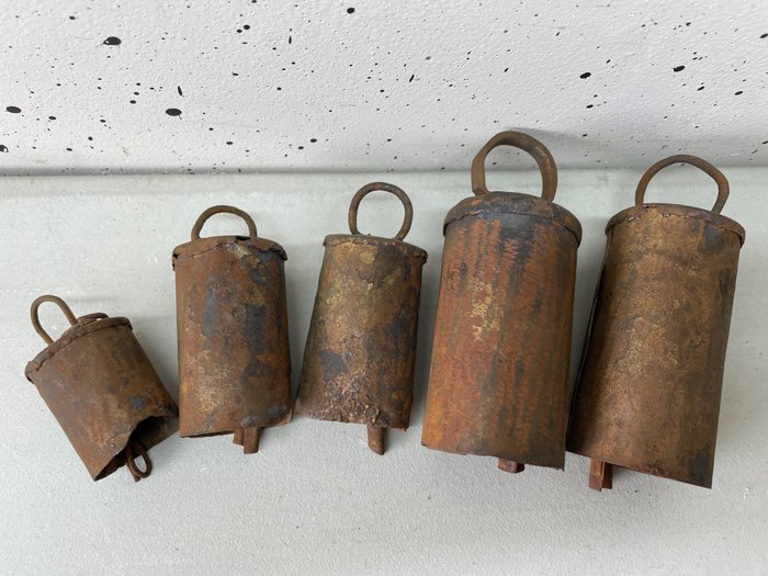 Image 2 of Beautiful antique sheep bells/goat bells (5) - Iron (cast/wrought) - Late 19th century