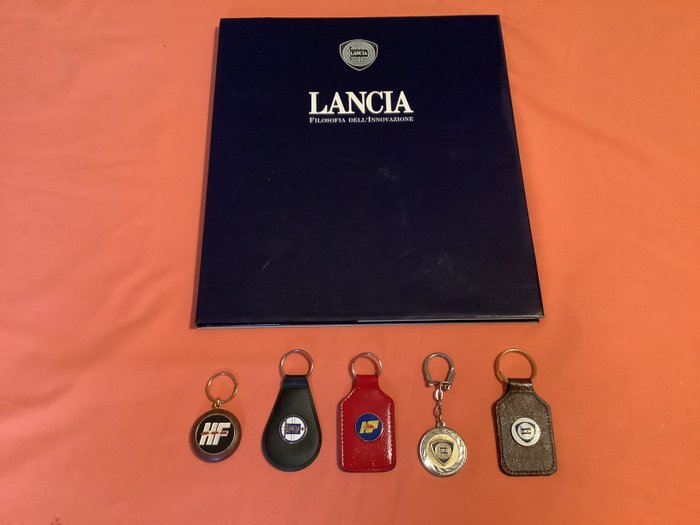 Image 3 of Accessory - Portachiavi e volume storia della Lancia - Lancia - 1970-1980