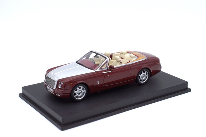 Preview of the first image of MiniChamps - 1:43 - Rolls Royce Phantom Drophead Purple / Silver.