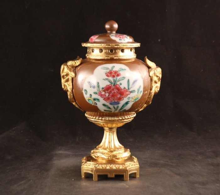 Preview of the first image of Pot in gilded mount - Bronze, Porcelain - Late 19th century.