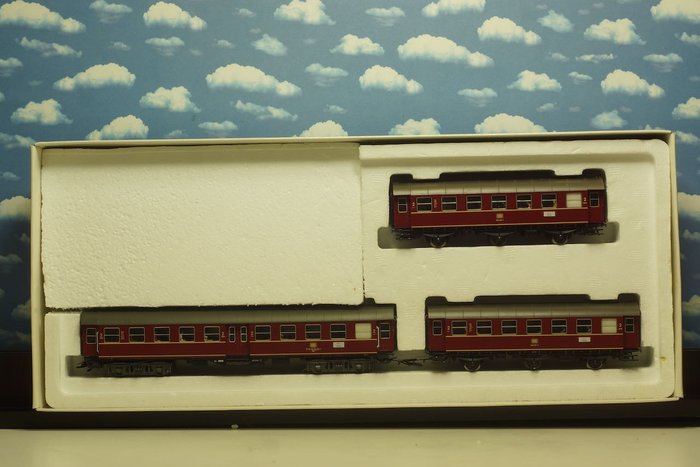 Preview of the first image of Märklin H0 - 28508 - Passenger carriage set - Three carriages with interior lighting and figures -.