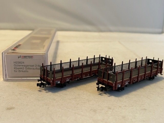 Image 2 of Hobbytrain N - H23824 - Freight wagon set - Set stake wagons type Kbs 442 with mesh casing for briq