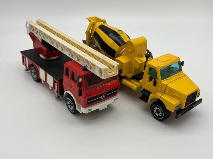 Preview of the first image of Siku - 1:55 - West German Volvo 12 Sand Transport & Mercedes 2232 Firetruck.