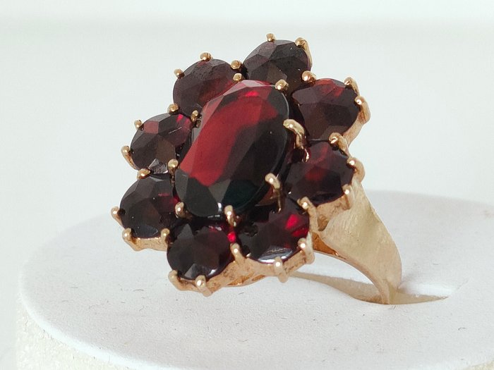 Preview of the first image of **no Reserve price** - 8 kt. Yellow gold - Ring Garnet - Garnets.
