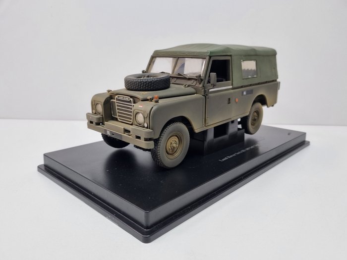 Image 3 of Eagle - 1:18 - Land Rover Serie lll Soft Top