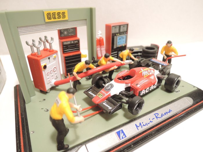 Image 3 of Mini Rama - 1:43 - VW Kever- Formule 1 - Diorama Garage
