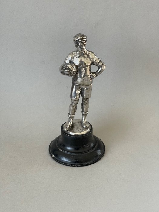 Image 2 of Art deco footballer statue 1925 (1)