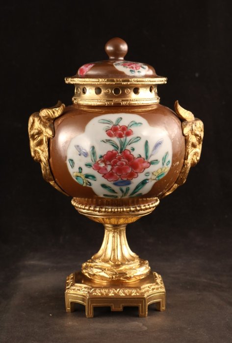 Image 3 of Pot in gilded mount - Bronze, Porcelain - Late 19th century