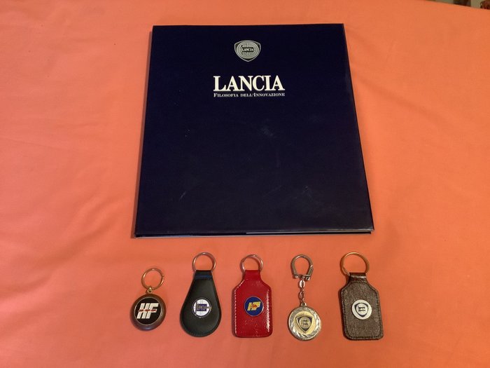 Image 2 of Accessory - Portachiavi e volume storia della Lancia - Lancia - 1970-1980