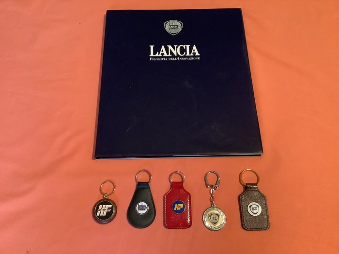 Preview of the first image of Accessory - Portachiavi e volume storia della Lancia - Lancia - 1970-1980.