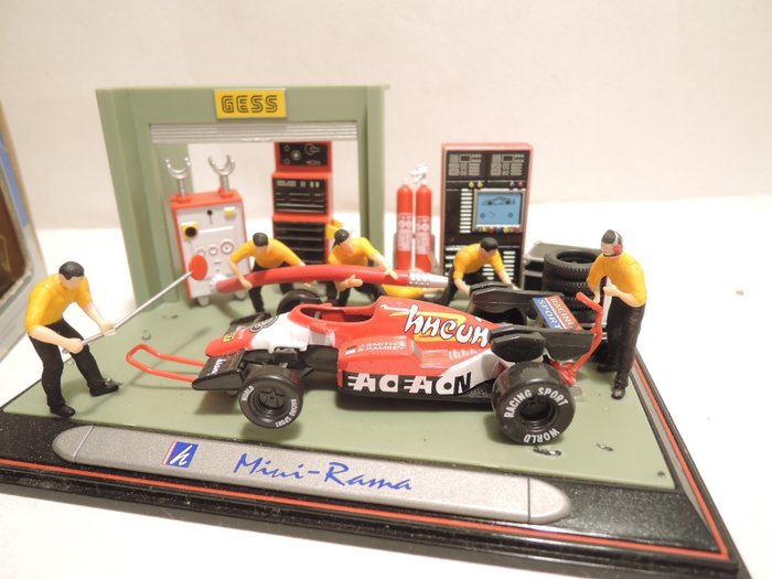 Image 2 of Mini Rama - 1:43 - VW Kever- Formule 1 - Diorama Garage