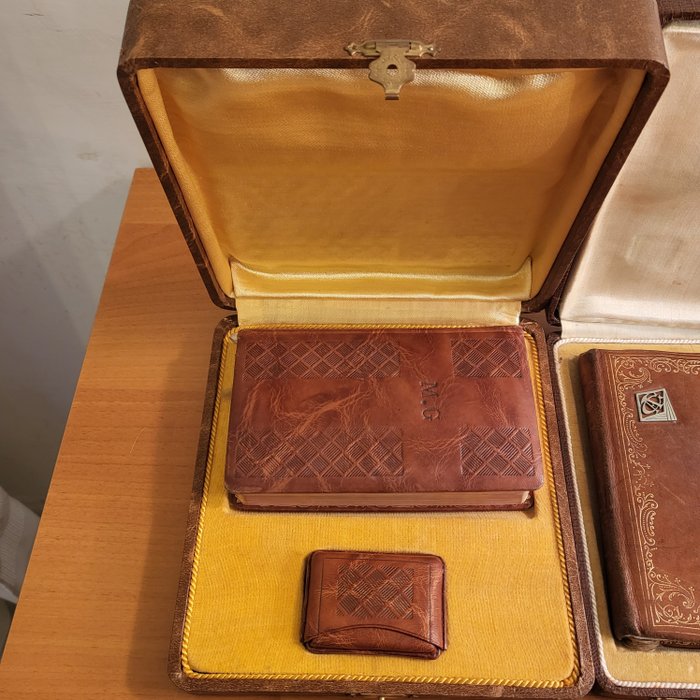 Image 3 of Superb lot n° 3 Boxes with prayer books and rosary holders 1923-1927-1951 (3) - Leather, Satin, Vel