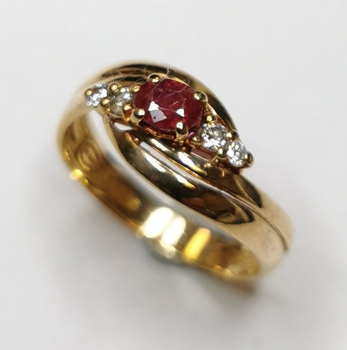 Preview of the first image of 18 kt. Gold - Ring - 0.20 ct Ruby - Diamonds.