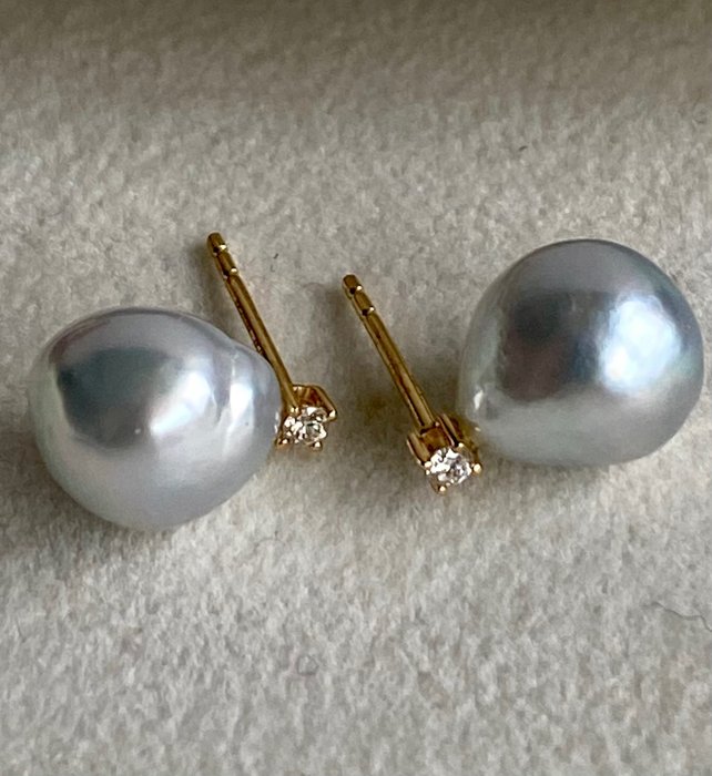 Preview of the first image of 18 kt. Akoya pearls - Earring - Diamonds.
