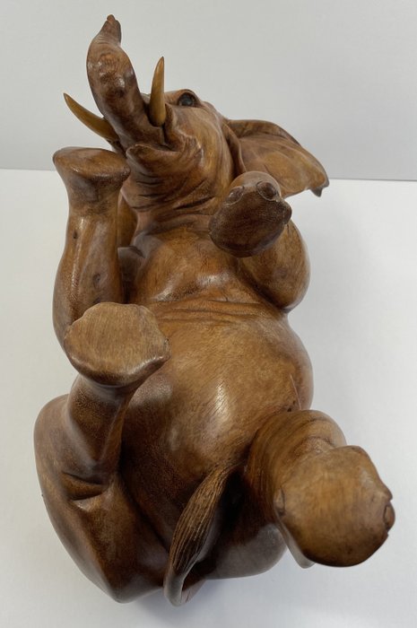 Image 3 of I Wayan Winten (1961) - Olifantje op zijn rug gelegen