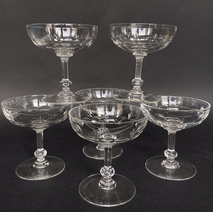 Preview of the first image of Baccarat - Superb series of 6 champagne glasses - "Scales and palmettes" model - Cut crystal - 1900.