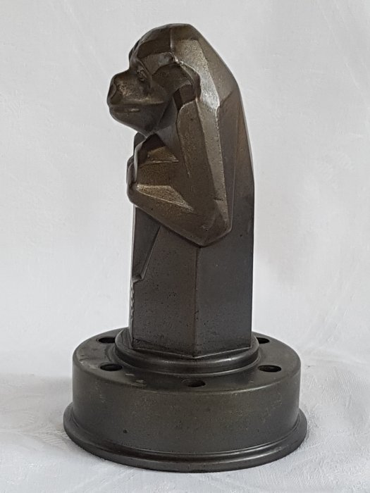 Image 2 of Leendert Bolle (toegeschreven aan) - Art Deco Amsterdam School radiator cap in the shape of a monke