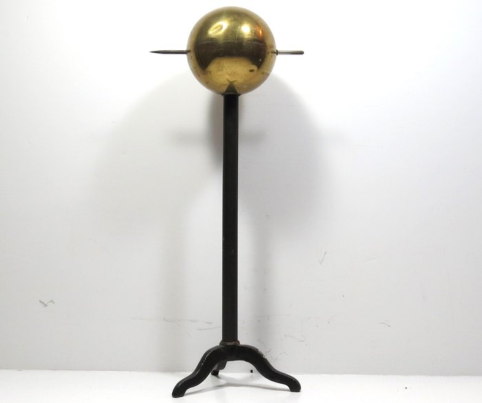 Image 2 of Electrostatic Lab Equipment (3) - Brass, Iron (cast), Ebonite - 19th century