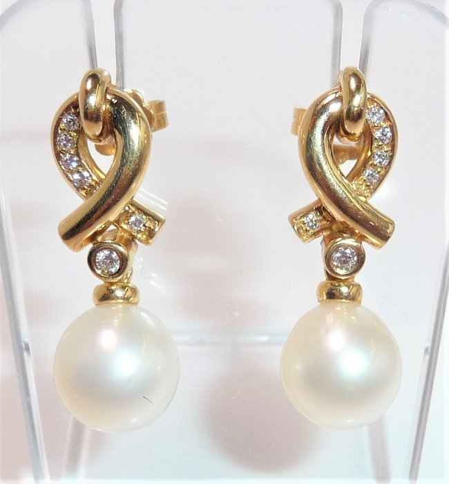 Preview of the first image of Goldschmiede-Signé - 18 kt. Yellow gold - Earrings - 0.25 ct - 2 South Sea pearls 9.7-9.8 mm.