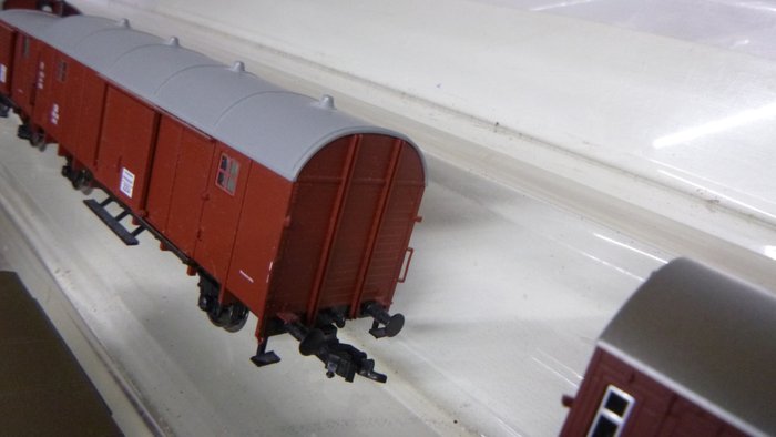 Image 3 of Fleischmann, Roco H0 - Freight carriage - 8-part assortment of high-quality goods and work wagons -