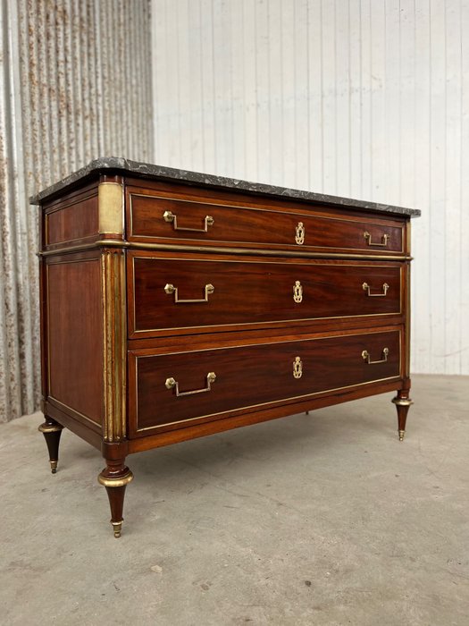 Preview of the first image of Commode, chest of drawers costumista (1) - Louis XVI - Mahogany - Late 18th century.
