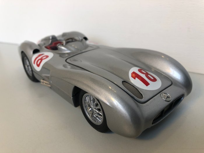 Preview of the first image of Franklin Mint - 1:24 - Mercedes Benz Racewagen W196R 1954.