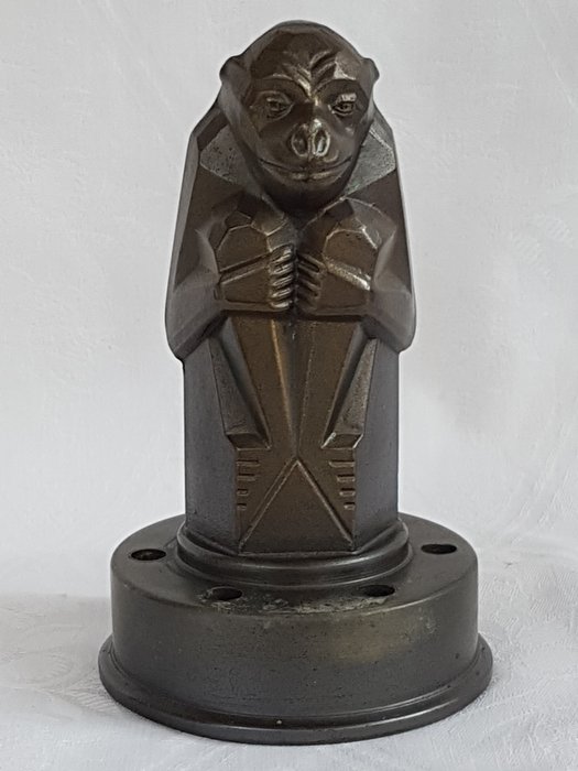 Preview of the first image of Leendert Bolle (toegeschreven aan) - Art Deco Amsterdam School radiator cap in the shape of a monke.