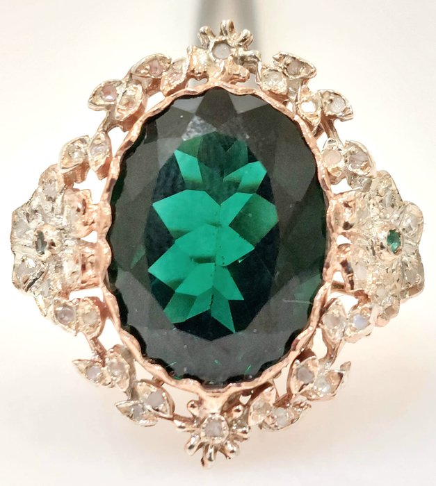 Preview of the first image of "NO RESERVE PRICE" - 9 kt. Pink gold, Silver - Ring - 8.00 ct Emerald - Diamonds, Emeralds.