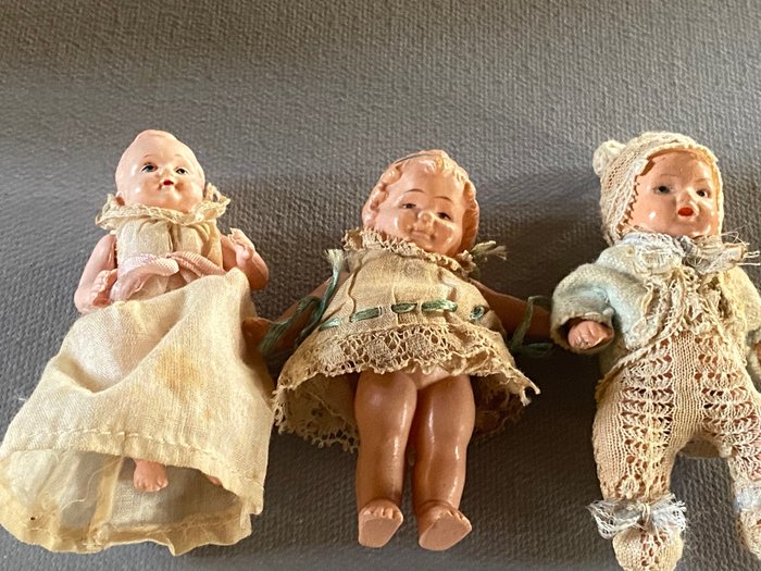 Image 2 of diverse merken - miniature doll pram with three dolls - 1920-1929 - Germany