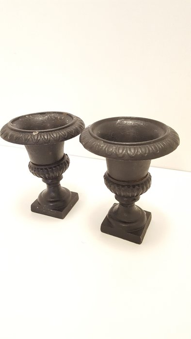 Image 2 of Two small garden vases (2) - Iron (cast) - 20th century