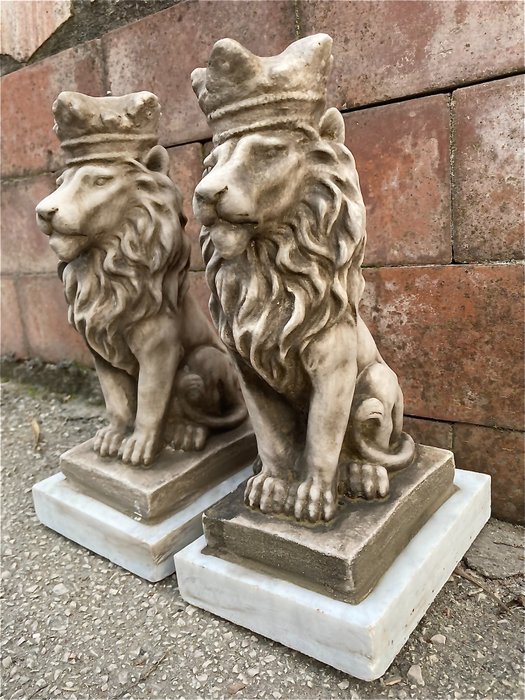 Preview of the first image of Sculpture, Pair of lions (2) - Cast Stone - 21st century.