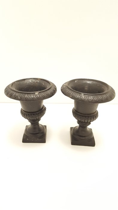 Preview of the first image of Two small garden vases (2) - Iron (cast) - 20th century.