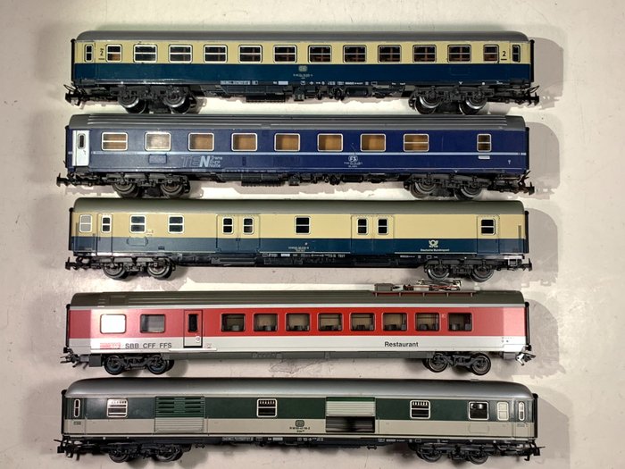 Preview of the first image of Märklin H0 - 4217/4157/4152/4112/4093 - Passenger carriage - 5 International D-train carriages 27 c.