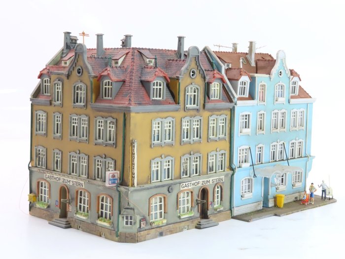 Preview of the first image of Kibri H0 - 8350 - Scenery - Corner hotel 'Gasthof zum stern' and identical corner building in diffe.